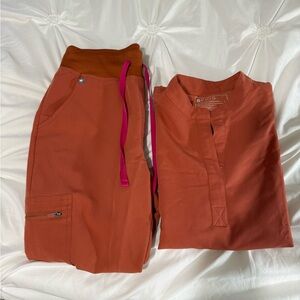 Figs Scrubs Set Technical Collection Top in Terracotta -Small